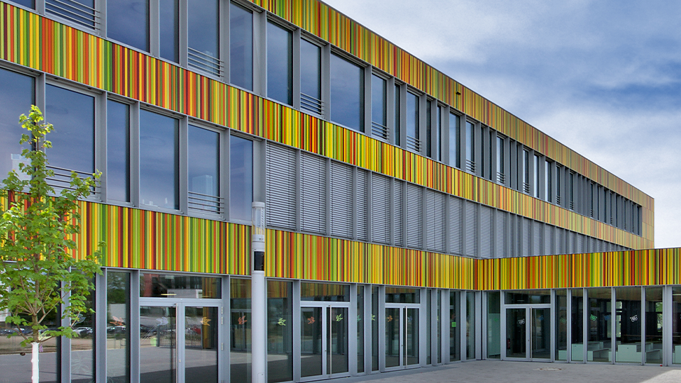 01_Lamellenfassade-Vertikal-fshape-Ulm_web